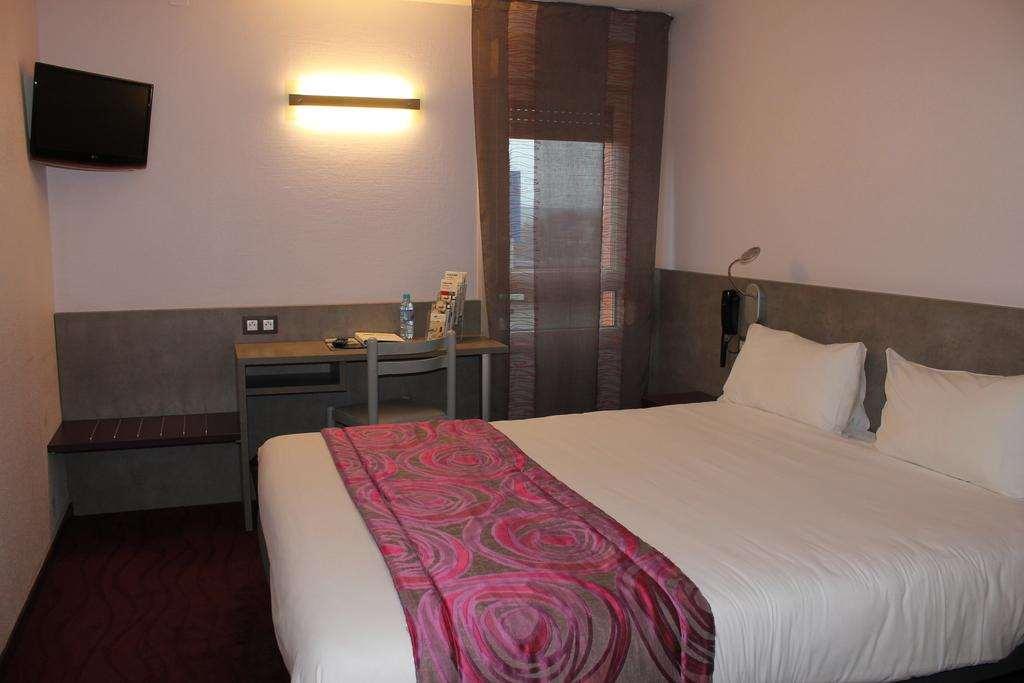 Brit Hotel Les Evens Saint-Saturnin  Bilik gambar