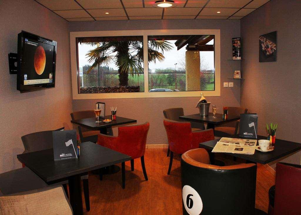 Brit Hotel Les Evens Saint-Saturnin  Restoran gambar