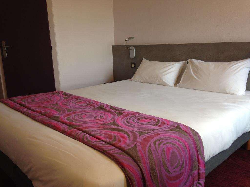 Brit Hotel Les Evens Saint-Saturnin  Bilik gambar