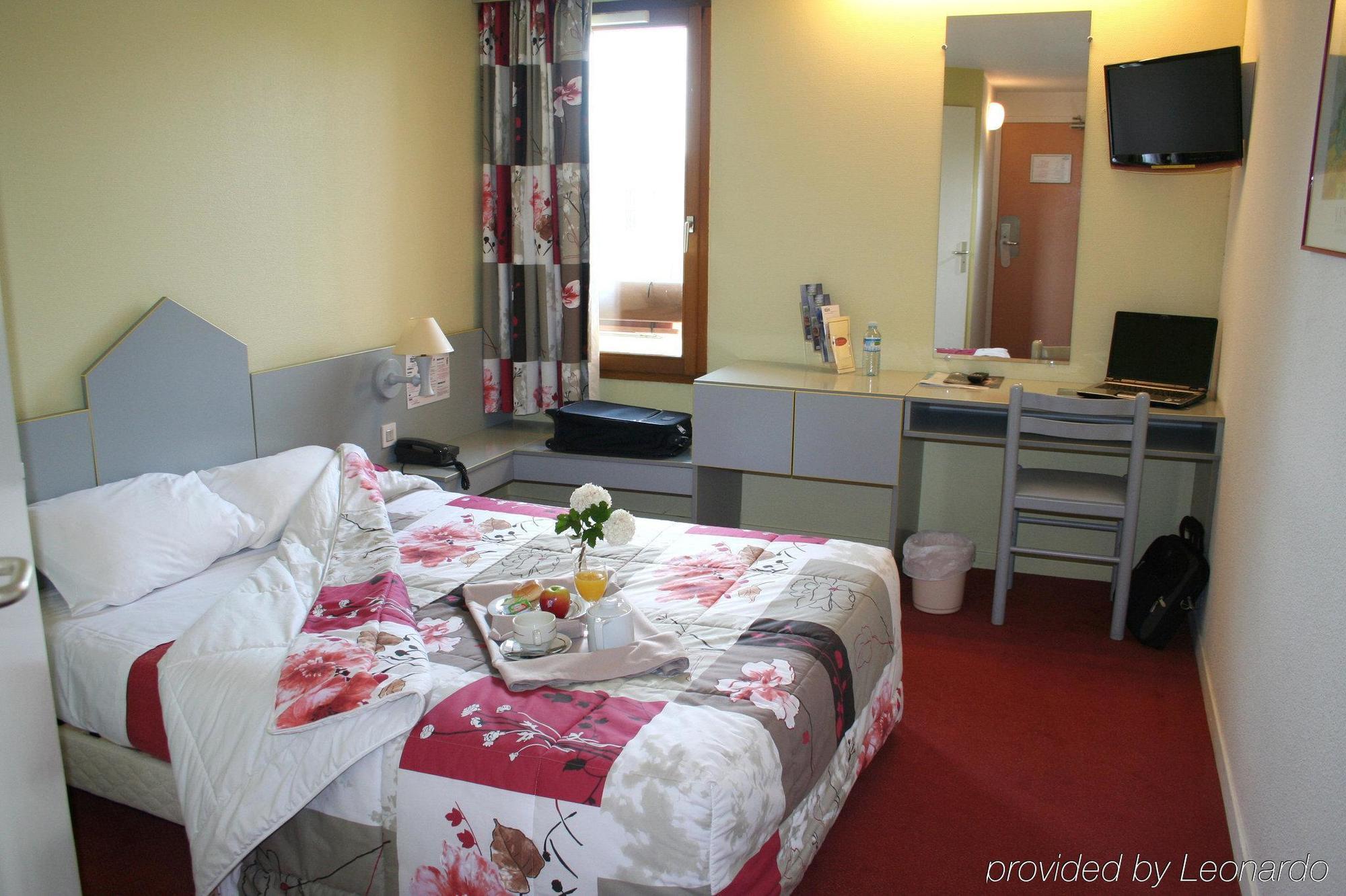 Brit Hotel Les Evens Saint-Saturnin  Bilik gambar