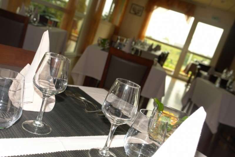 Brit Hotel Les Evens Saint-Saturnin  Restoran gambar